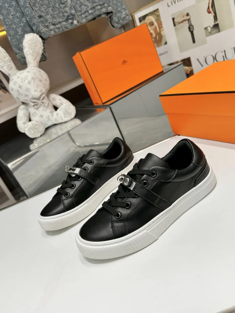 Men's Men's Shoes💰620❤️❤️❤️HERMES 2021 latest Kelly buckle white sneakers are online! The highest version on the market! Purchasing level quality! The H family rarely produces flat casual shoes, and they are styled with classic palladium-plated Kelly shoe buckles! Create a fashionable urban look that perfectly embodies the noble and elegant style of Hermès! Material selection: Fabric imported cowhide, lining + foot pads imported sheepskin, original molded TPU outsole, heavy gold molded kelly buckle full of texture Size: Female: 35-41 (41 is not returnable) Male: 39-45 (45 is not returnable)